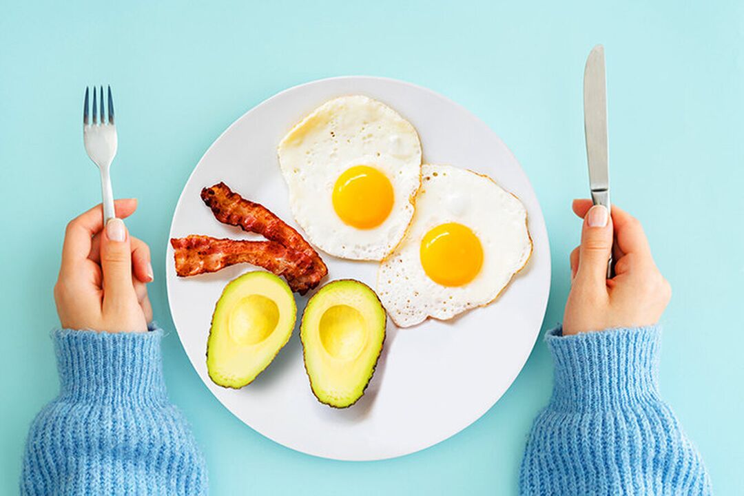 Perfektní snídaně v rámci keto dietního menu - vejce se slaninou a avokádem