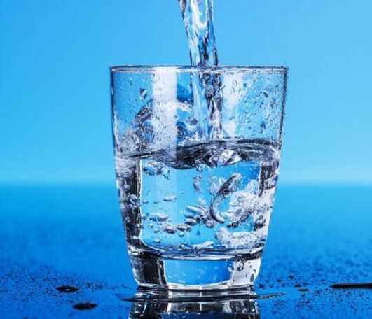 Pitná voda je hlavním pravidlem pro hubnutí za týden