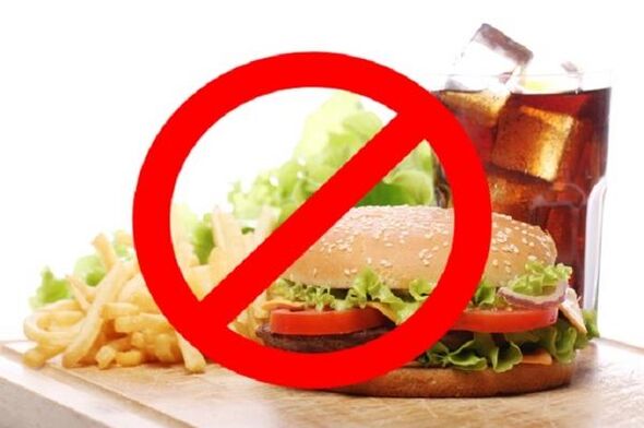 Pokud máte zánět žaludku, rychlé občerstvení a sycené nápoje jsou zakázány